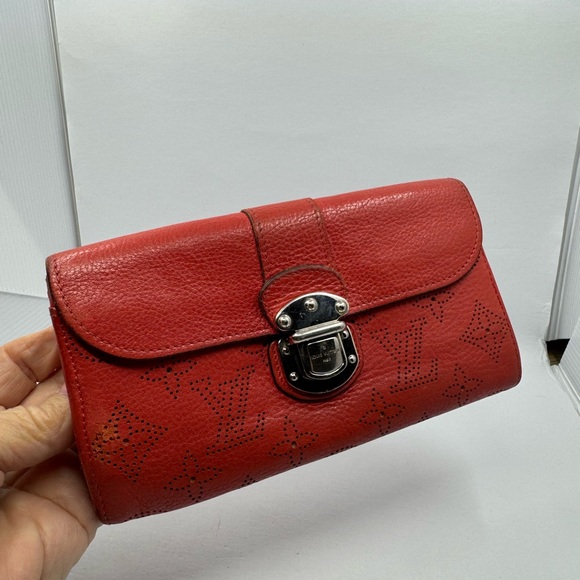 Louis Vuitton Portefeuille Iris Mahina Red Perforated Leather 21039 - Picture 1 of 11